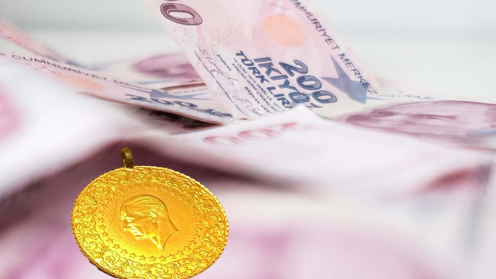 Altın haftayı yüzde 0,3 düşüşle tamamladı