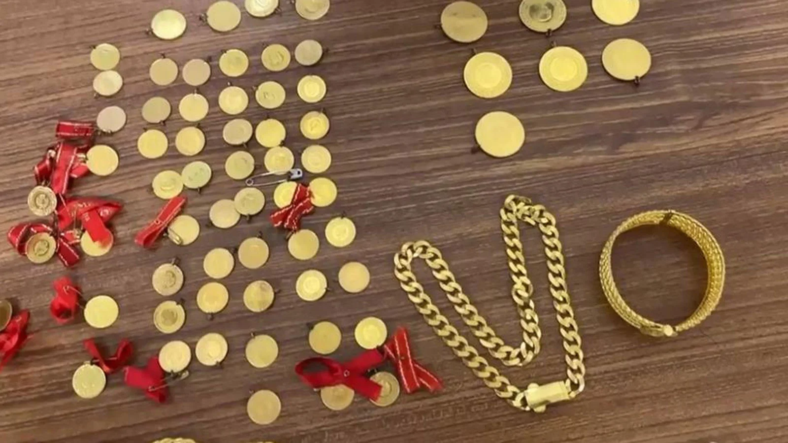 "İnsanlık ölmemiş" dedirten olay! Bulduğu 6,5 milyonluk altın dolu çantayı polise teslim etti