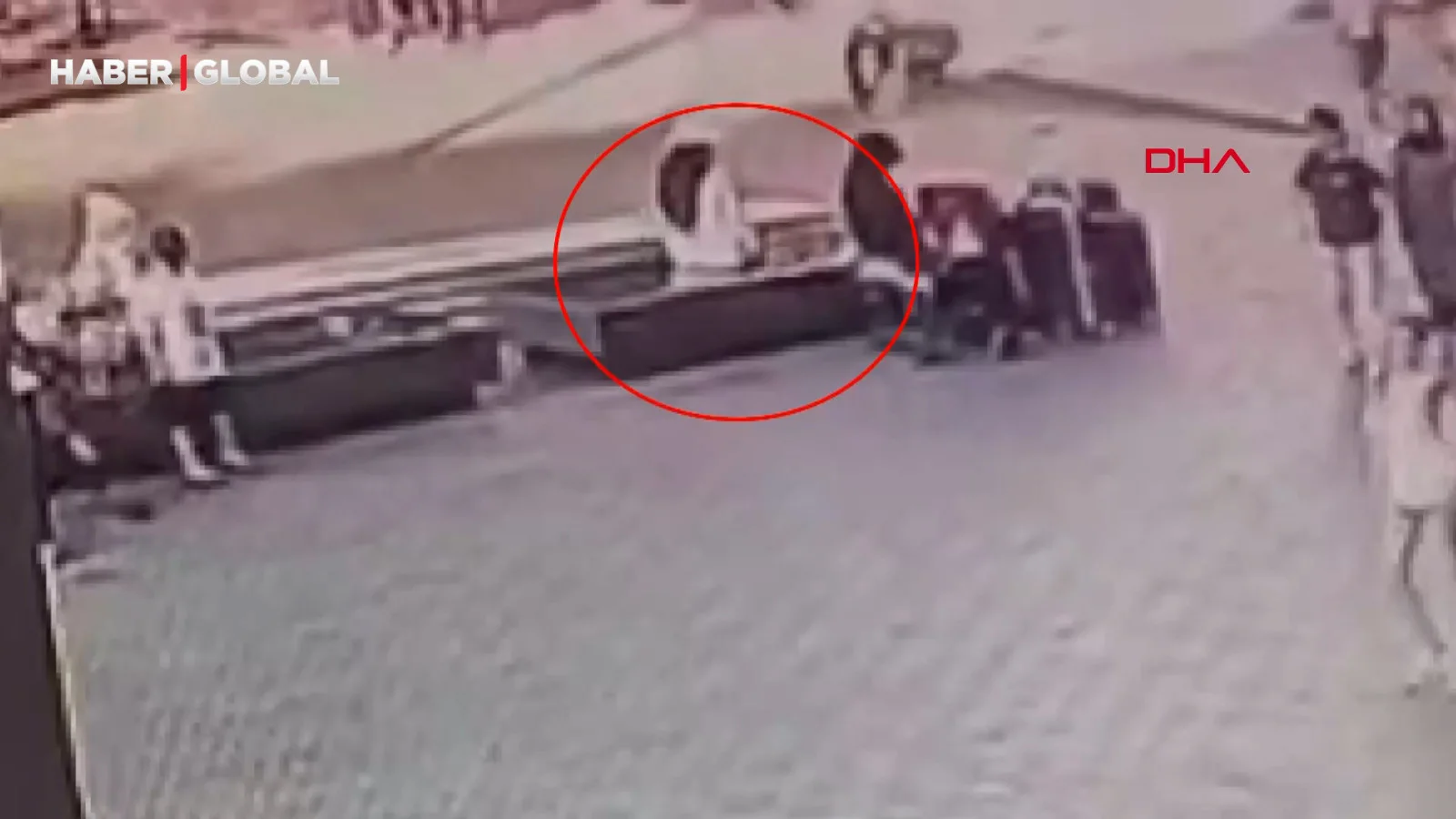 Fatih'te banktaki çanta hırsızlığı: D.B. suçüstü yakalandı