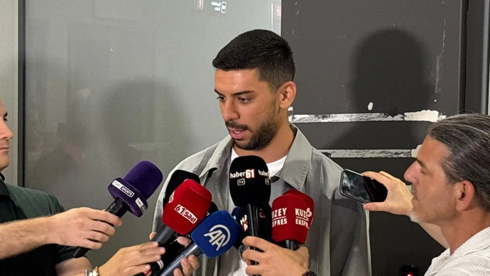 Trabzonspor’un yeni transferi Cenk Özkacar Trabzon’da