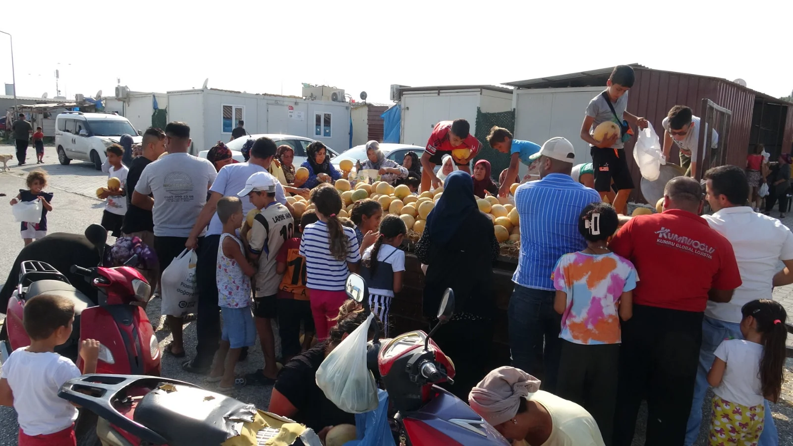 5 TL teklifine kızdı, 50 ton kavunu depremzedelere dağıttı