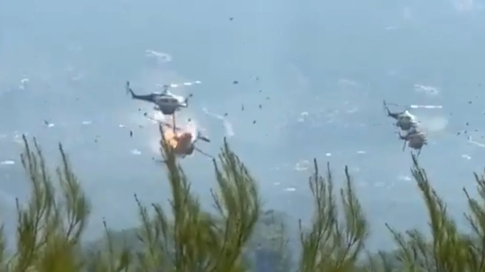 Atina'da iki yangın söndürme helikopteri havada çarpıştı