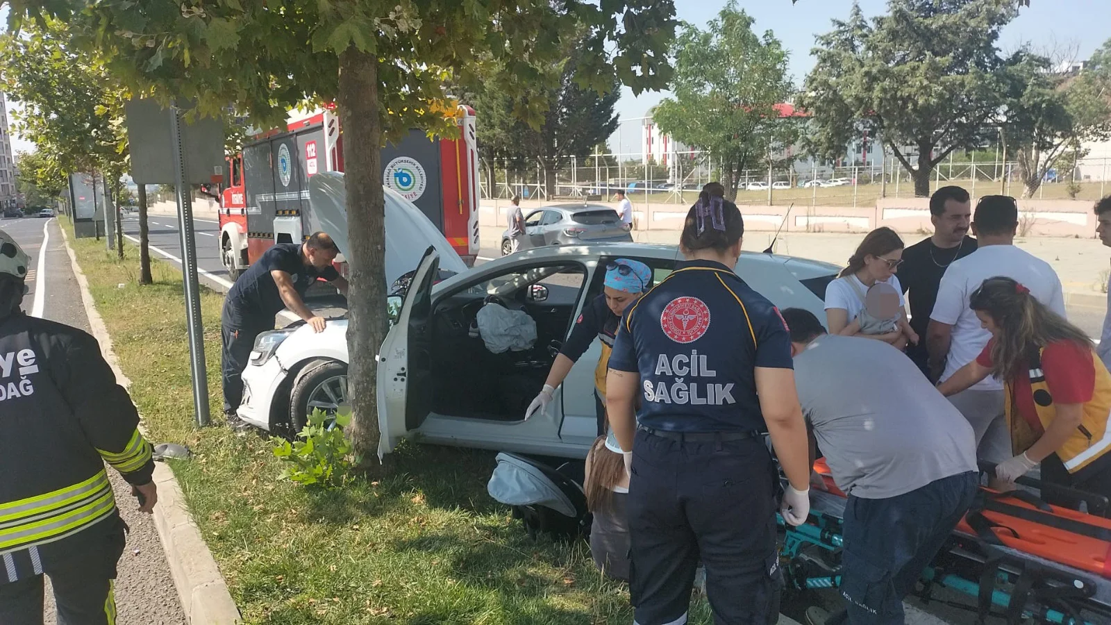 Tekirdağ Çorlu’da U dönüşü yapan otomobil refüje çıktı: 1 yaralı