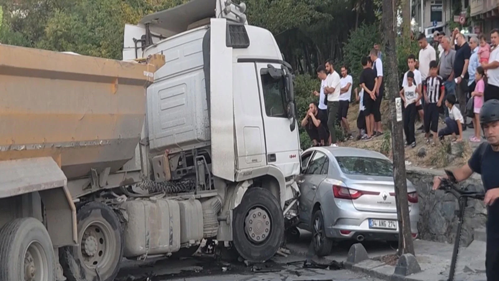 Esenler'de freni boşalan hafriyat kamyonu 7 araca çarptı