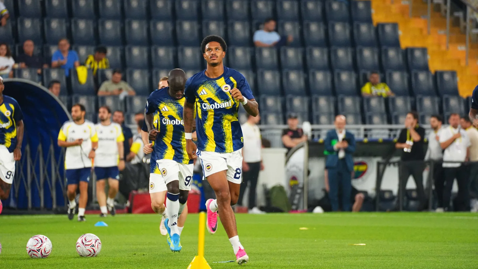 Fenerbahçe'de Jayden Oosterwolde sakatlandı