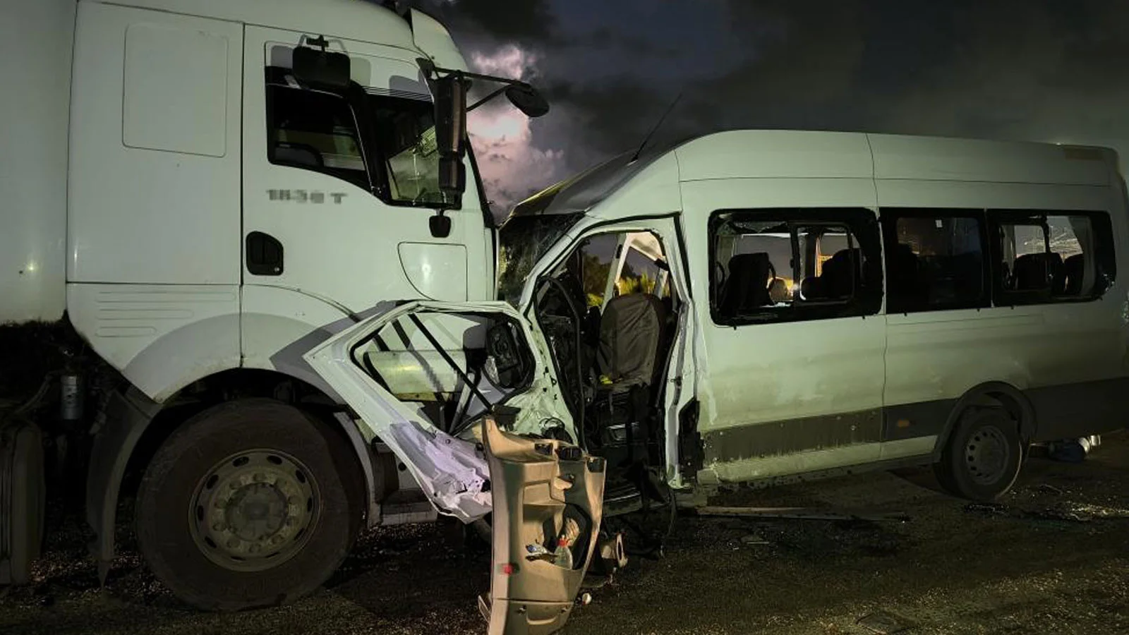 Hatay’da işçi servisi ile tır çarpıştı: 1 ölü, 15 yaralı