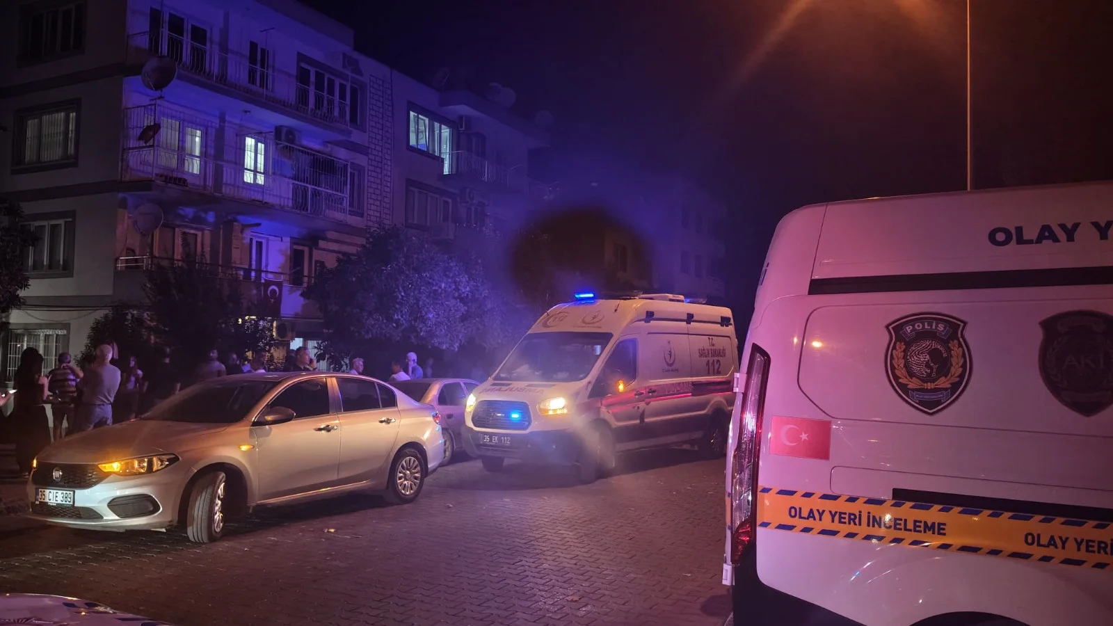 İzmir'de apartman çatısından düşen 77 yaşındaki emekli öğretmen öldü