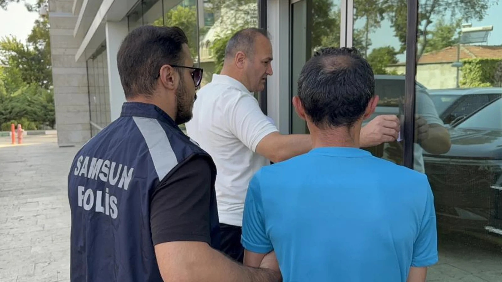 Kumsalda güneşlenen genç kadına cinsel taciz iddiası: Gözaltı
