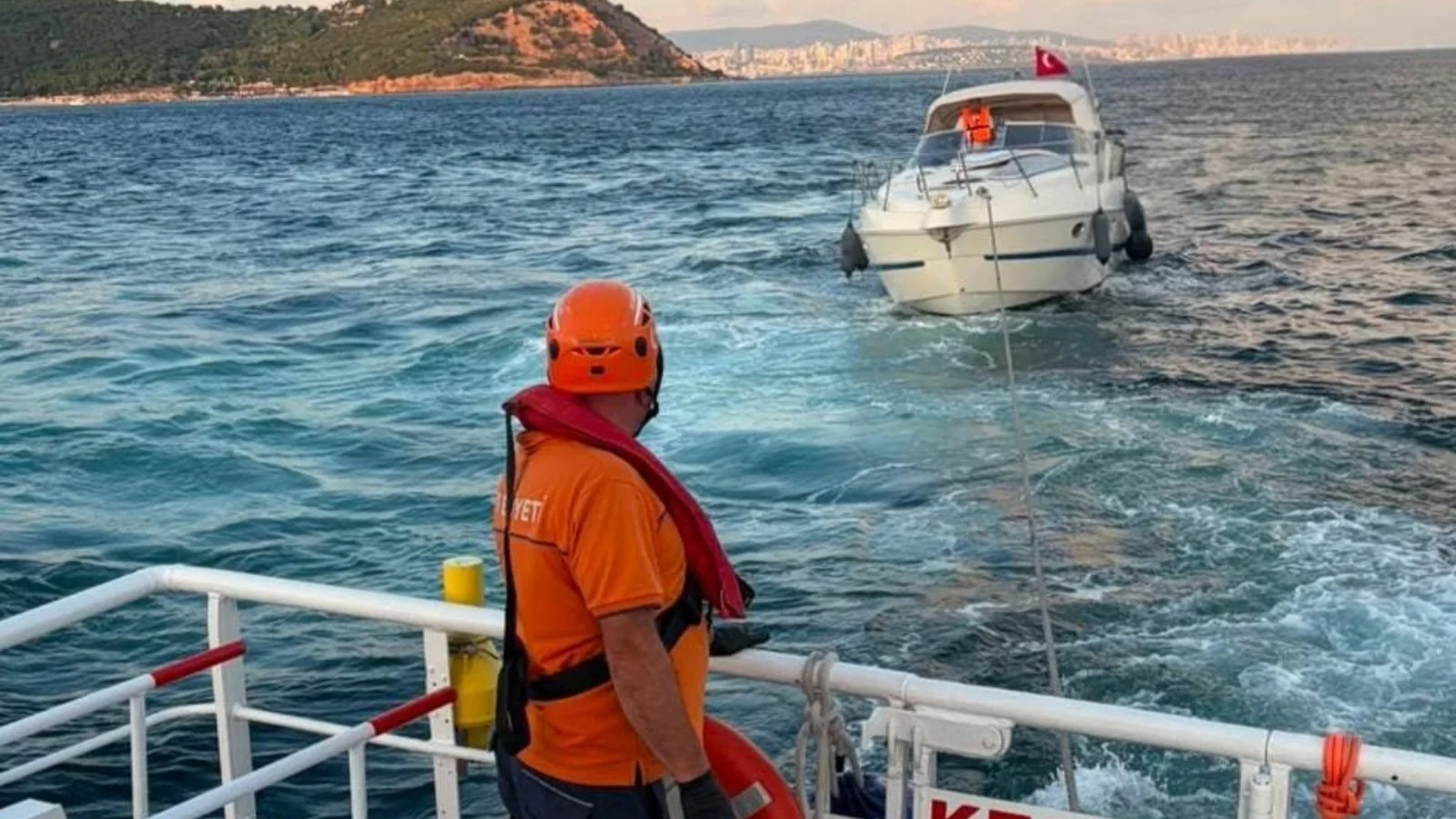 Marmara Denizi'nde arızalanan tekne kurtarıldı