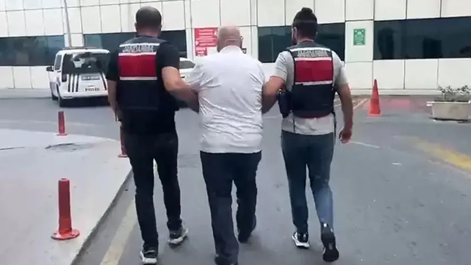 MİT görevlisi gibi davranıp dolandırıcılık yaptıkları iddiasıyla 3 şüpheli tutuklandı