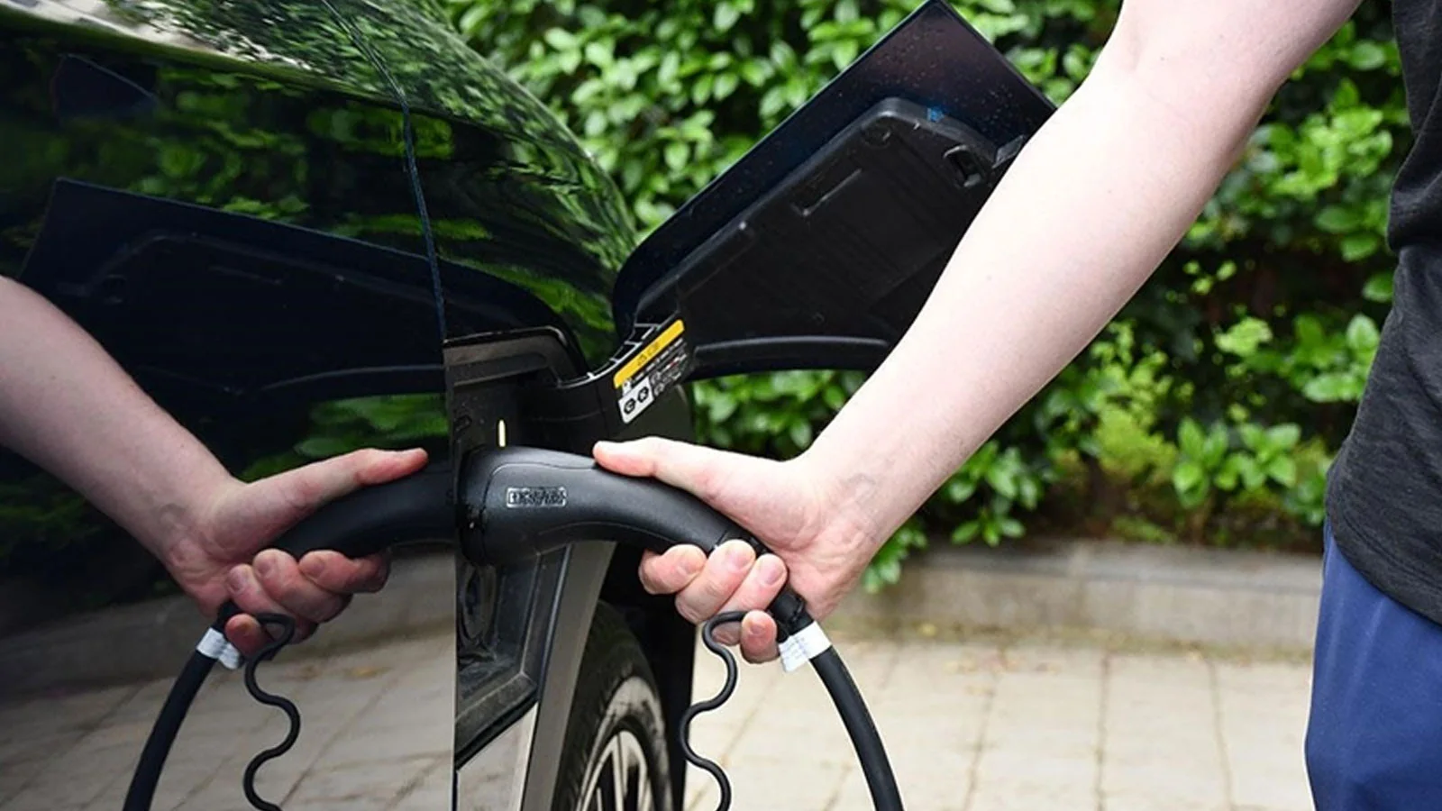 Otomobil satışlarının yarısından fazlası elektrikli ve hibrit araçlardan geldi