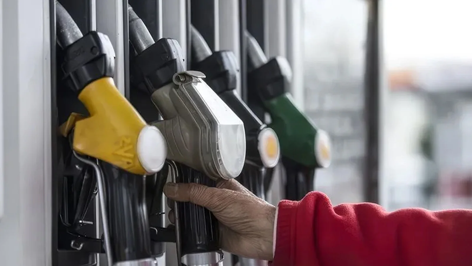 Petrol sert düştü: Akaryakıtta indirim beklentisi arttı
