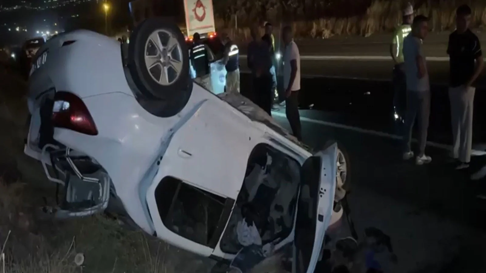 Şanlıurfa’da iki otomobil kafa kafaya çarpıştı: 3 kuzen öldü