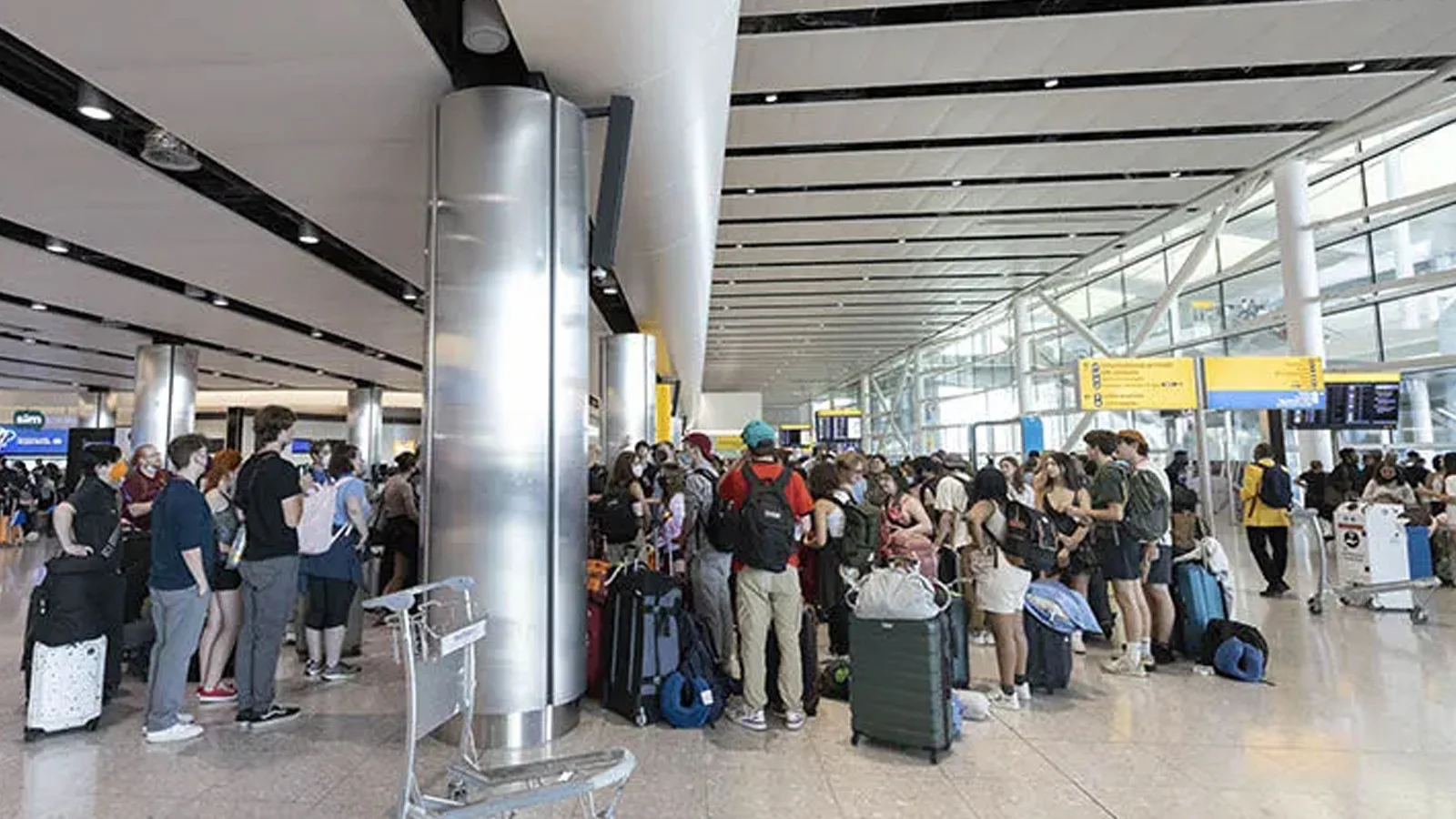 İngiltere’de hava trafik kontrolü arızası: Yaklaşık 300 uçuş iptal edildi
