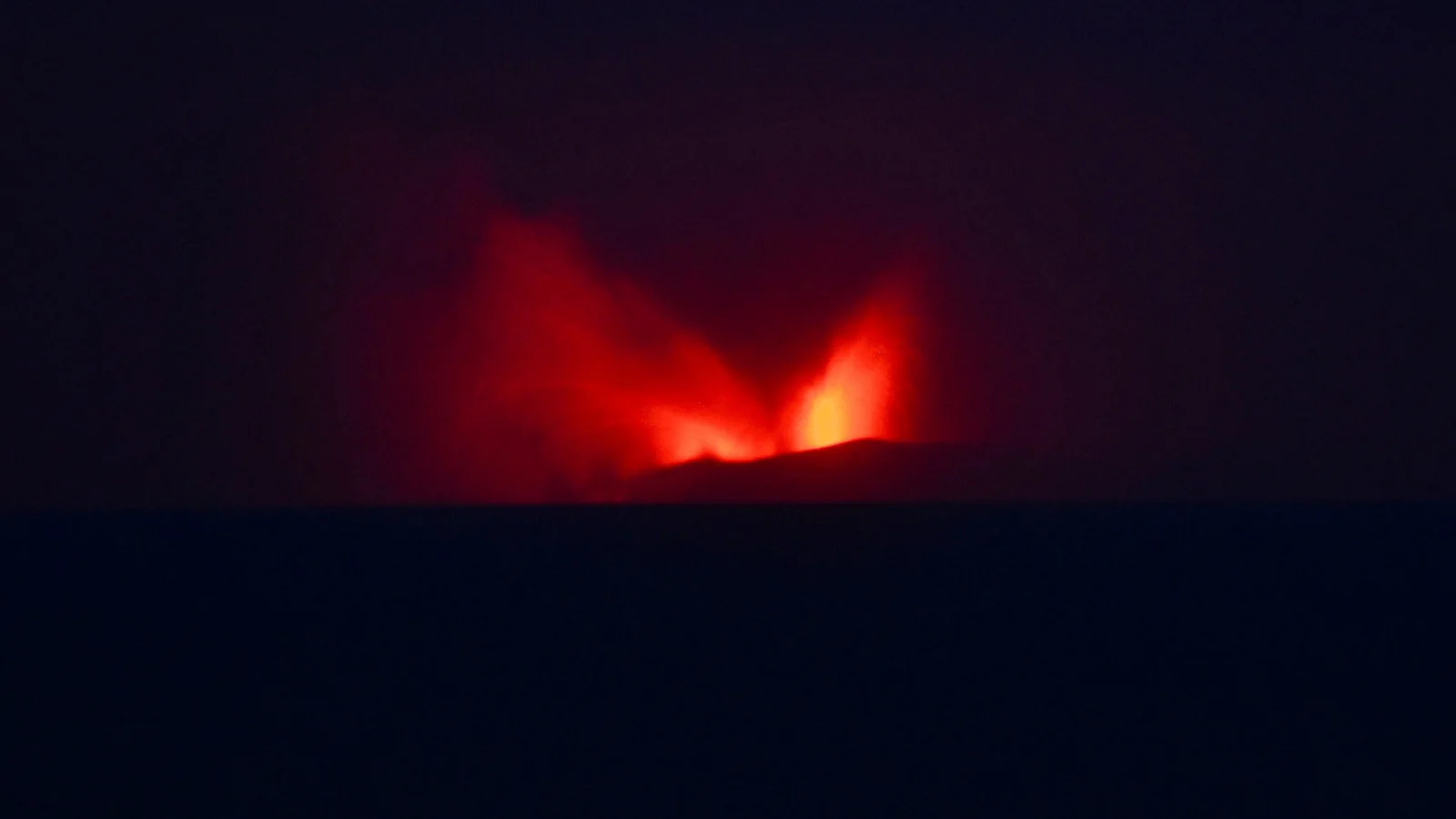 Anak Krakatau yeniden patladı: Uçuşlar ve okullar durdu